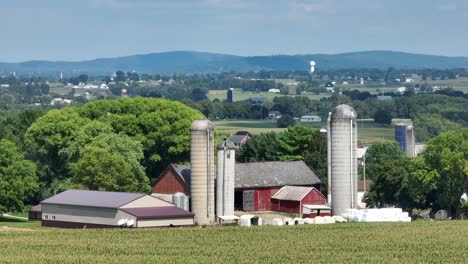 Silos-Und-Rote-Scheune-Eines-Bauernhofs-Im-Ländlichen-Raum-Der-USA