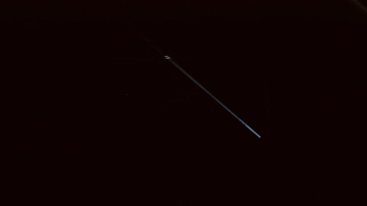 산업 건물 내부의 추상 조명 시퀀스