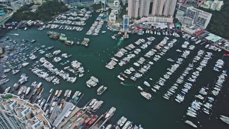 Vista-Aérea-Panorámica-Del-Refugio-Contra-Tifones-Hecho-Con-Cientos-De-Barcos-En-Aberdeen,-Hong-Kong