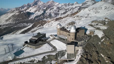 che stabilisce la ripresa aerea della piattaforma di osservazione del gornergrat a zermatt, in svizzera