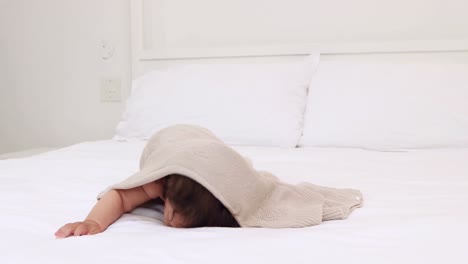 침대 위 에 놀이 하는 아기