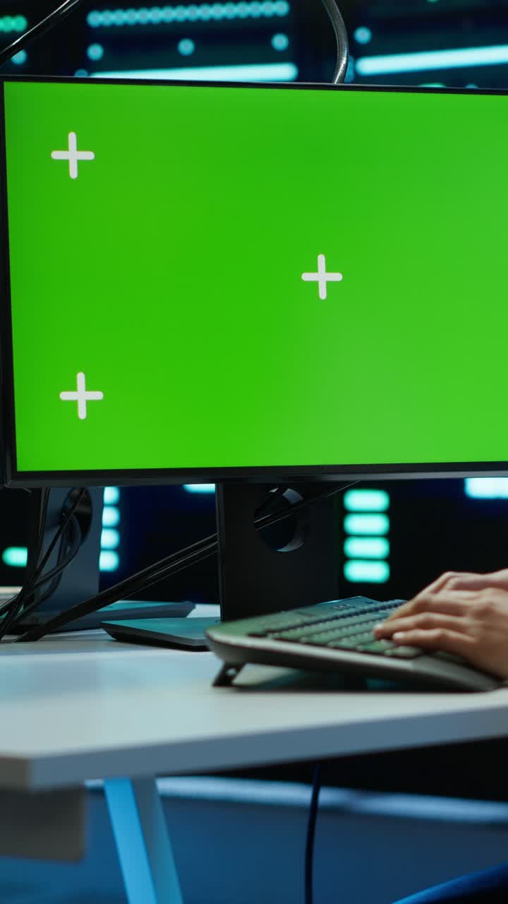 Person, der skriver på tastatur foran en grøn computerskærm