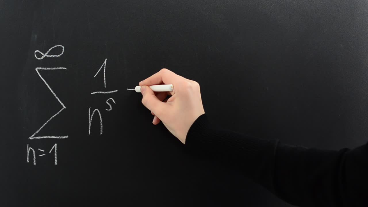 Formula di Eulero per la funzione zeta di Riemann. Come è emerso, a volte è utile lavorare non con le somme infinite, ma con i prodotti infiniti. Nella parte destra c'è un prodotto su tutti i numeri primi p, un altro fatto notevole che collega la funzione zeta e la teoria dei numeri.