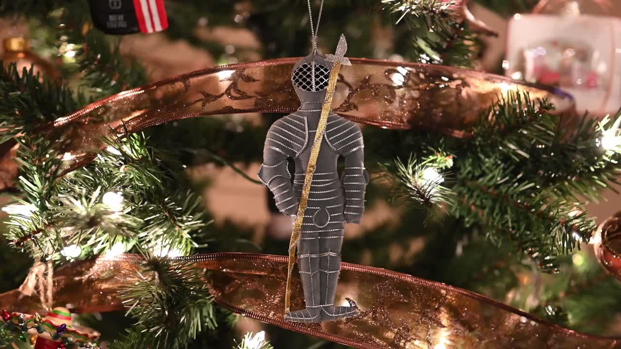 왕실 기사 크리스마스 장식, 왼쪽에서 오른쪽으로 보기