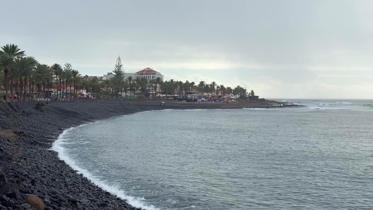 la costa de la playa de piedras rocosas en tenerife, las islas canarias del sur, españa