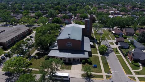 iglesia católica divina infante jesús, westchester, illinois, estados unidos de américa, vista aérea de drones