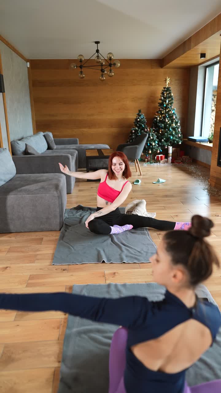 휴가 기간 에 집 에서 스트레칭 하는 두 여인