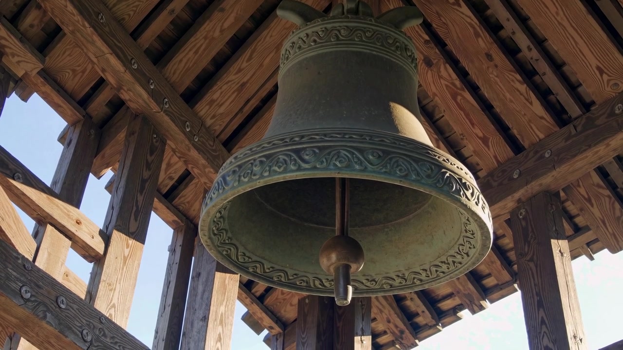 Sino de Bronze Histórico com Detalhes Ornamentados em um Campanário de Madeira