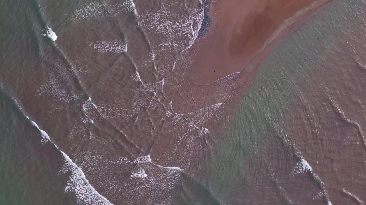 acqua cristallina dell'oceano delle filippine, onde che schizzano delicatamente su uno dei banchi di sabbia di surigao, filippine, drone aereo che ruota in alto