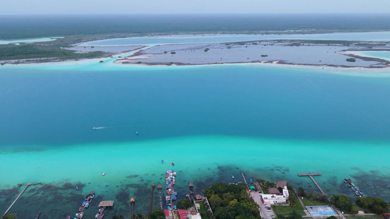 Toàn cảnh đầm phá Bacalar từ trên cao với bờ biển nhiệt đới và màu sắc Caribe sống động.