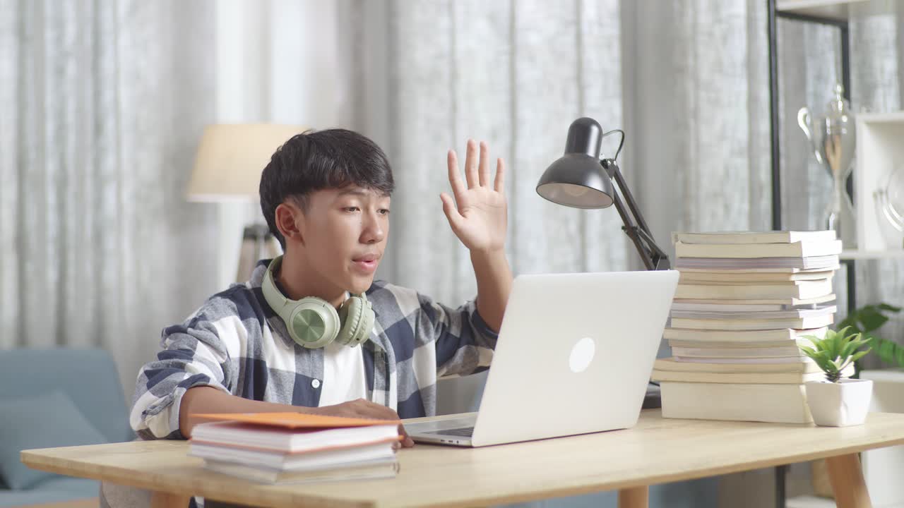 온라인으로 공부하는 십대 학생