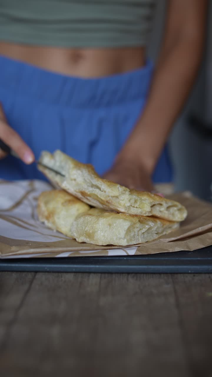 mujer cortando pan casero fresco