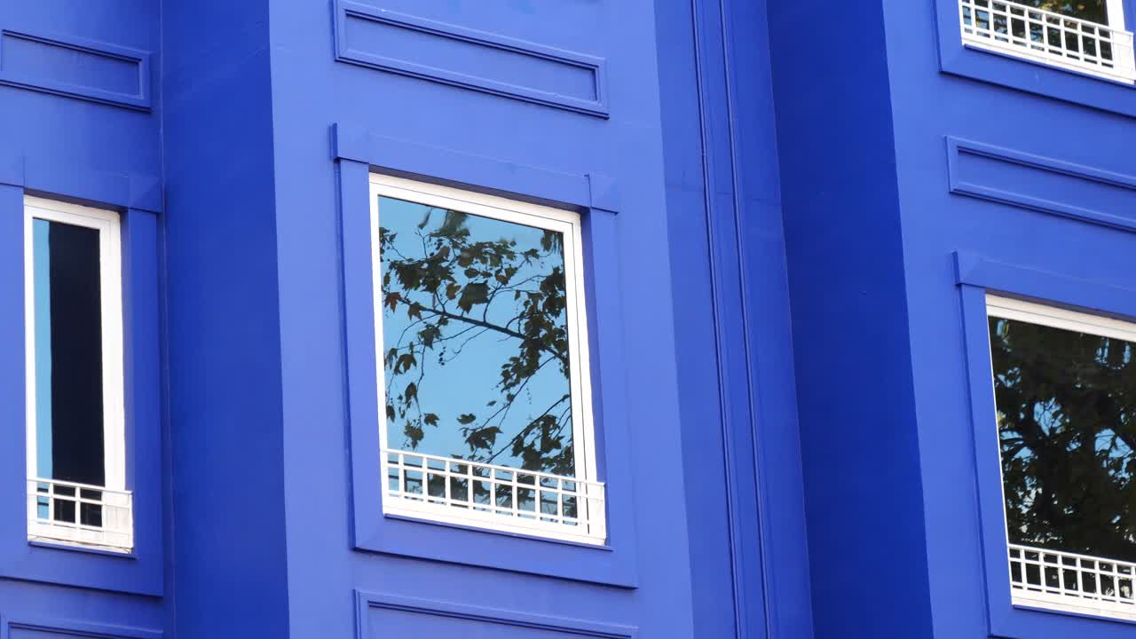edificio azul con ventanas blancas