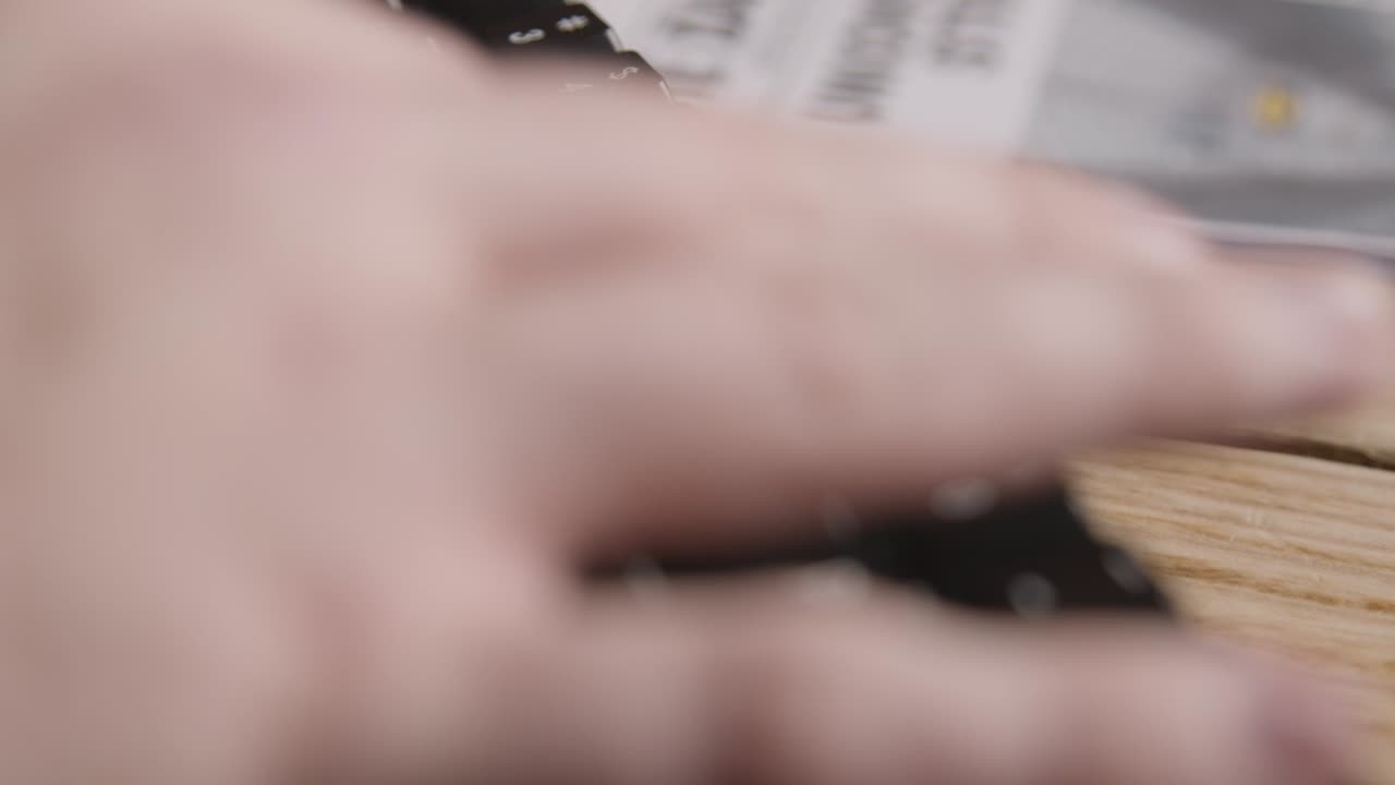 노동 조합 분쟁에서 철도 파업 조치를 논의하는 신문 헤드라인 옆에서 키보드를 사용하는 사람