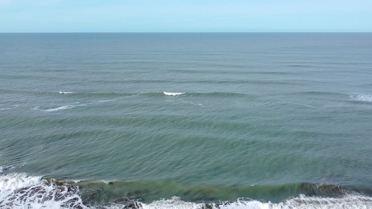 해변을 지나가는 사람들과 함께 대서양 스카이라인의 아름다운 샷