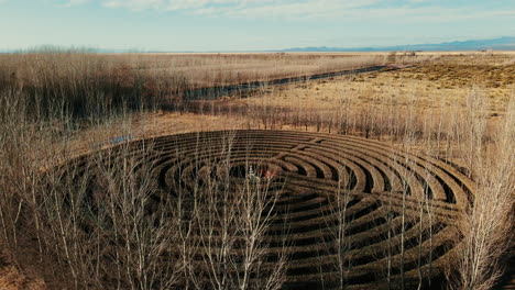 Wunderschönes-Und-Riesiges-Rundes-Labyrinth-Mitten-In-Der-Wüste