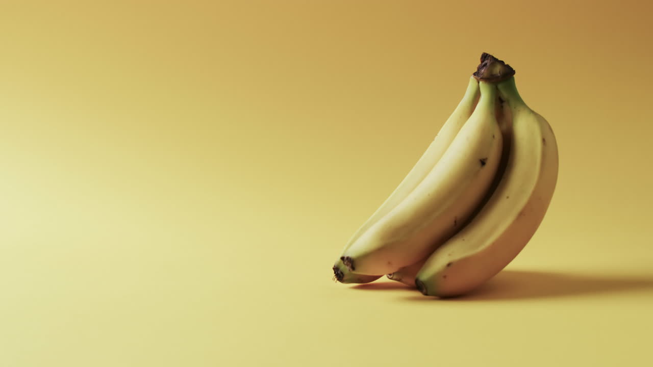 video de plátanos con espacio de copia sobre fondo amarillo