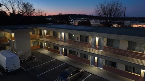 motel en una peligrosa ciudad estadounidense por la noche.