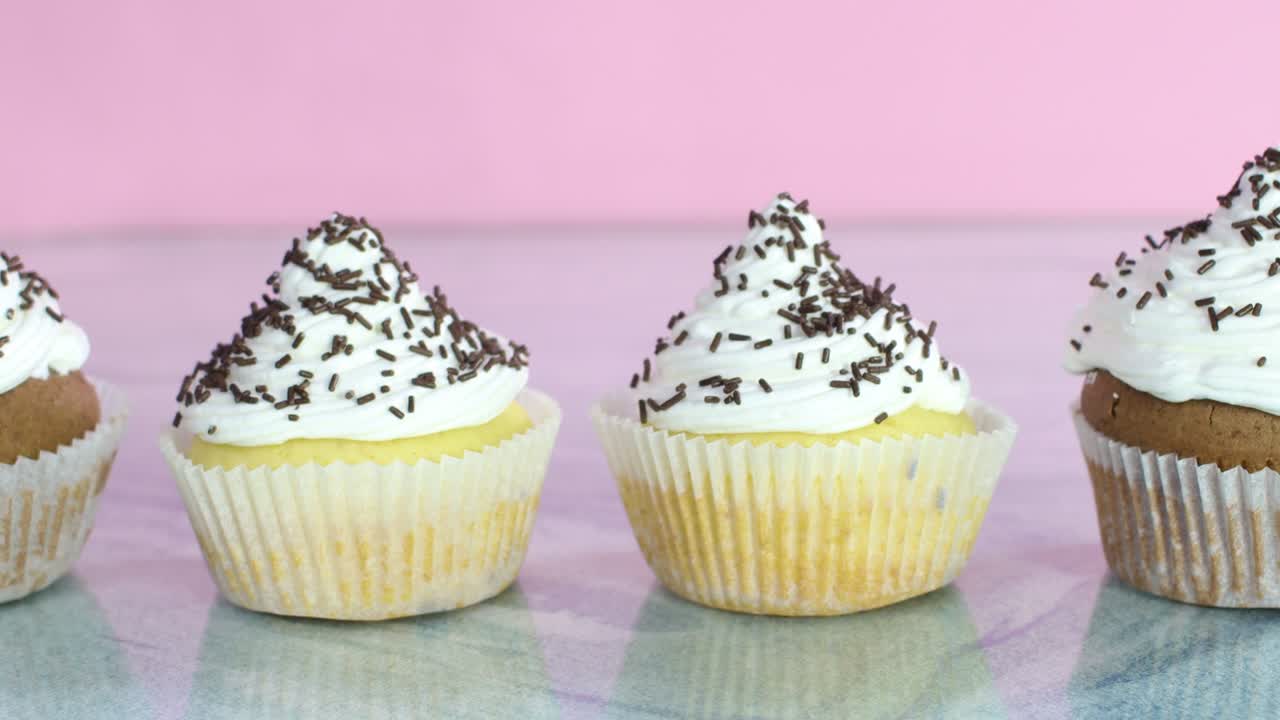 생일 파티 를 위해 준비 된  크림 과 초콜릿 어리 가 있는 컵 케이크