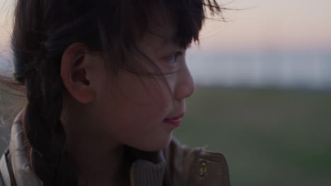 가까운 초상화 아름다운 작은 아시아 소녀 사려 깊은 차분한 작은 아이 바람이  ⁇ 는 머리카락 실제 사람 시리즈