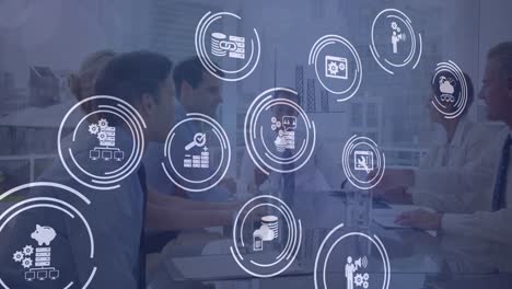 múltiples iconos digitales flotando contra los empresarios que se dan la mano en la oficina
