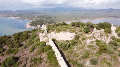 antiguo castillo y ruina en la playa de voidokilia, peloponnesos, grecia - vista aérea de drones