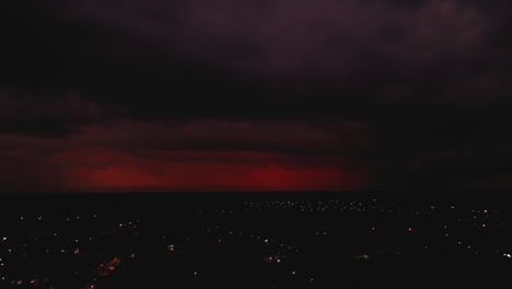 Volar-Sobre-La-Ciudad-De-Noche.-Nubes-Rojas-Y-Rara-Vez-Relámpagos.-Tormenta-En-La-Distancia.-Valladolid,-México