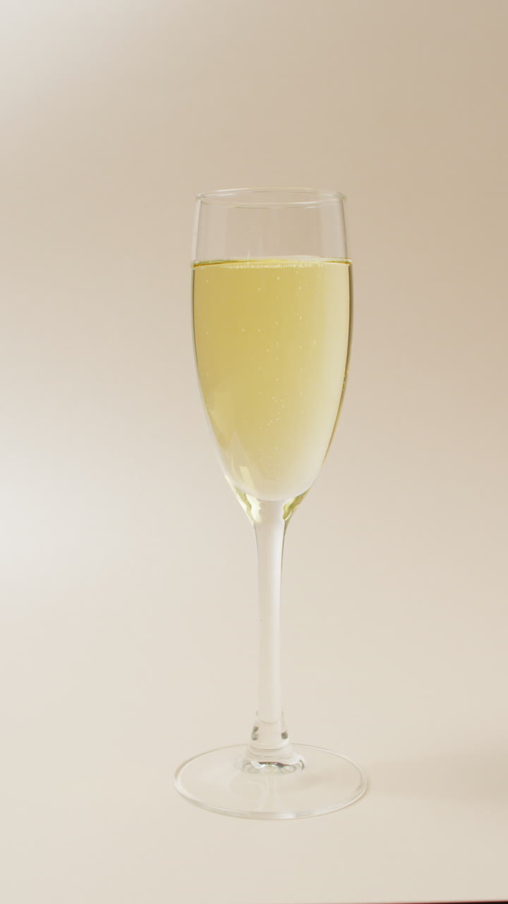 video vertical de primer plano de una copa de champán