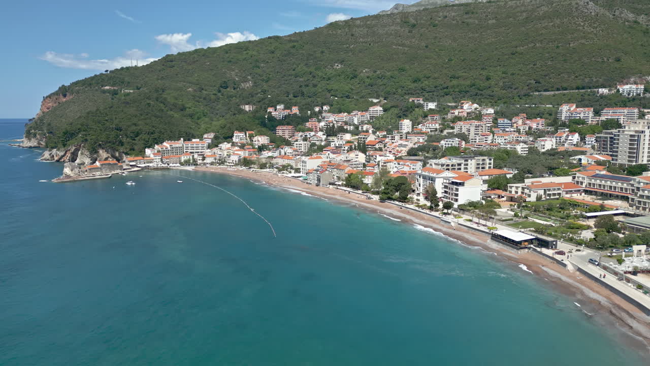 ciudad costera con playa y montañas