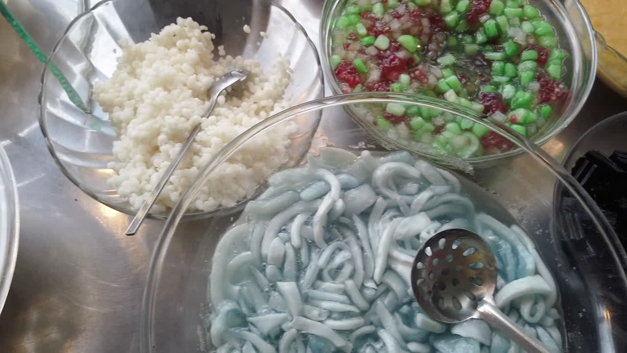 호치민시의 베트남 음식 재료를 위에서 아래로 닫습니다.