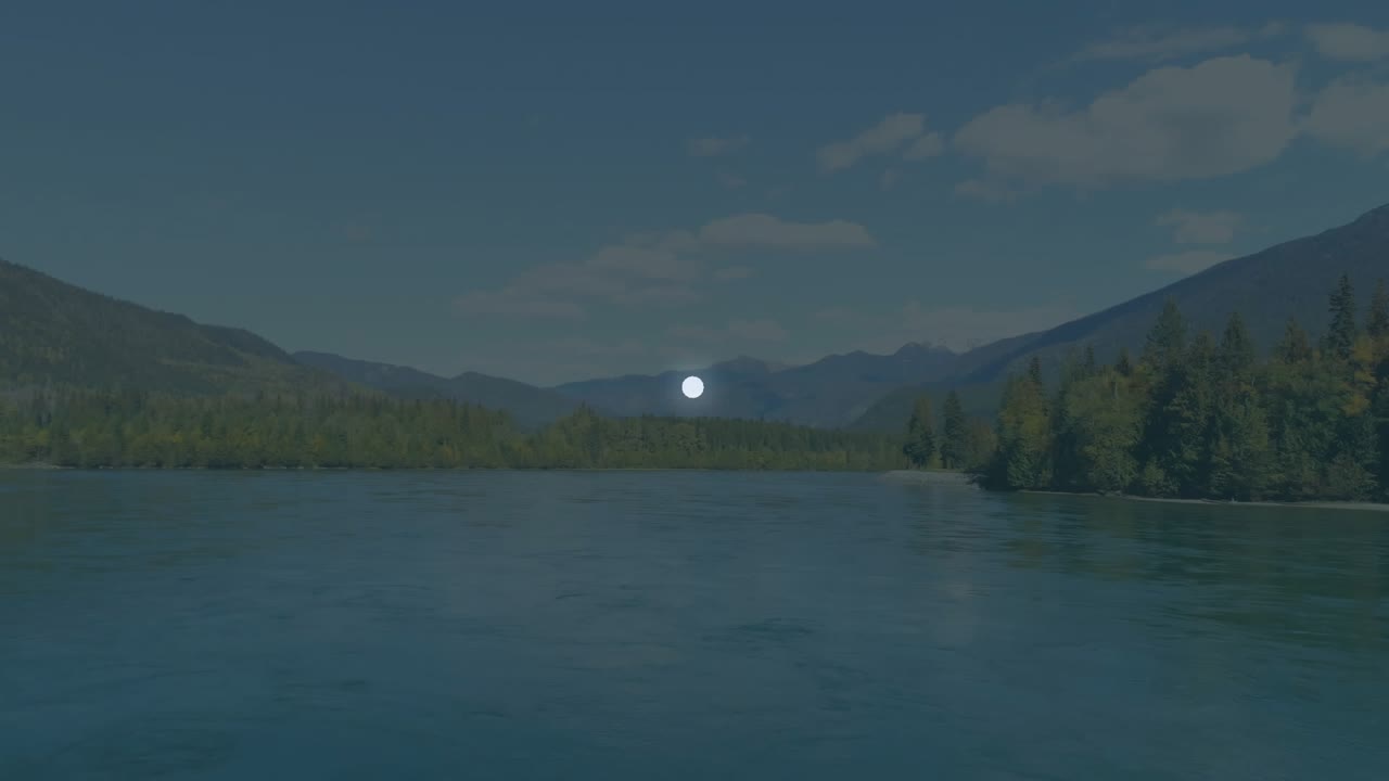 Piccola sfera che si frantuma in pezzi formando triangoli rotanti che creano un cluster riflettendo la luce sul lago