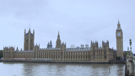 Big-Ben-Y-La-Casa-Del-Parlamento-Junto-Al-Río-Támesis