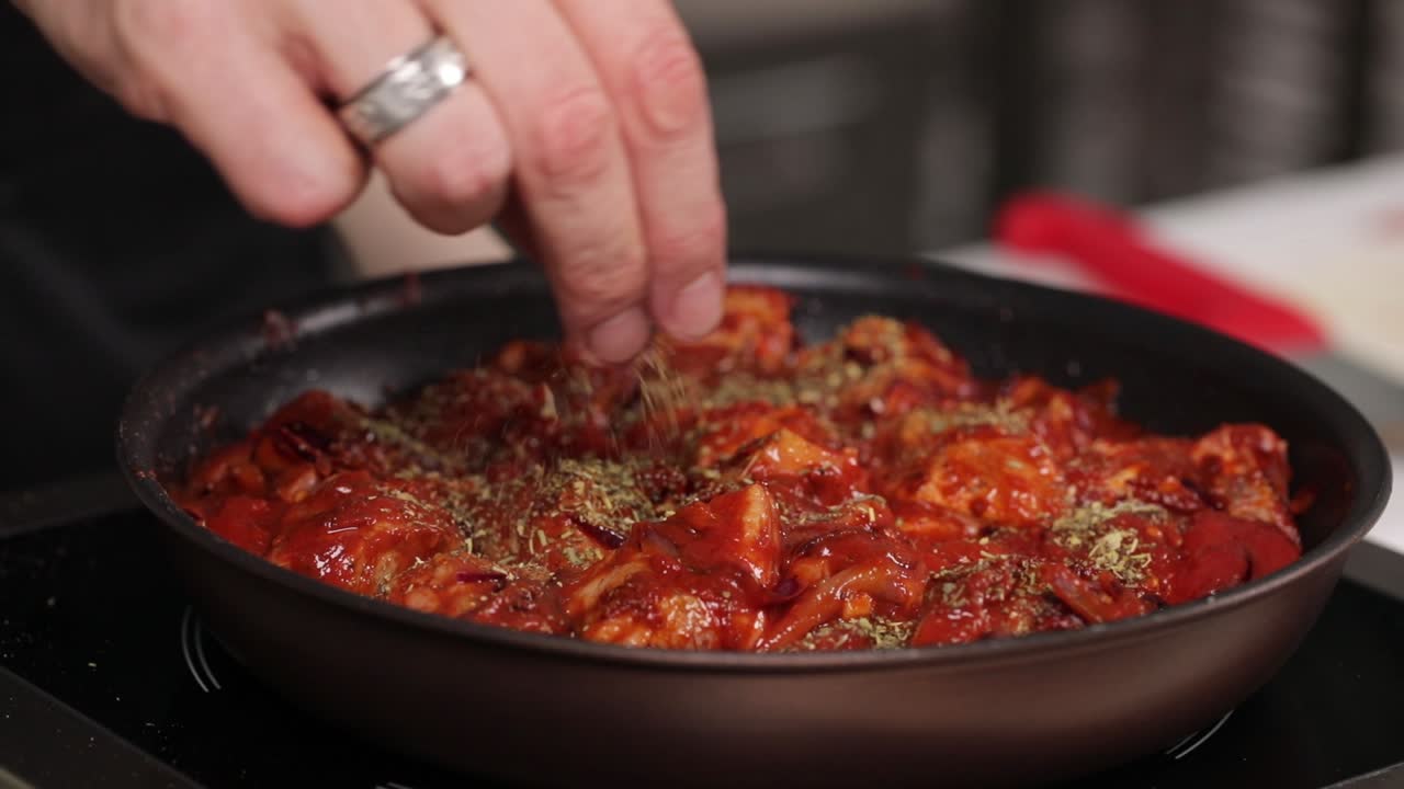 preparación de alimentos en una sartén