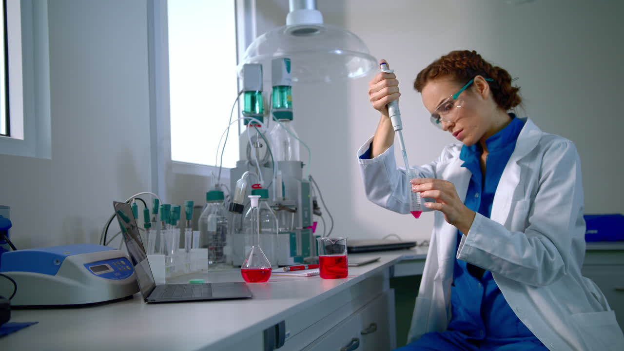 doctora en ciencias que trabaja en laboratorio. investigación médica. doctora en laboratorio médico.
