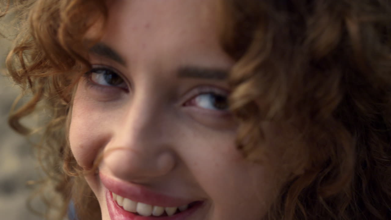 hermosa cara de chica mirando a la cámara con una sonrisa feliz de cerca. retrato de mujer.