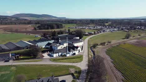 Luftaufnahme-Der-Whiskybrennerei-Fettercairn-An-Einem-Sonnigen-Frühlingstag,-Aberdeenshire,-Schottland