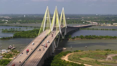 Einspielung-Der-Fred-Hartman-Brücke-In-Baytown,-Texas