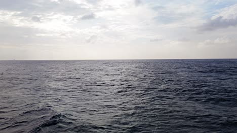 las corrientes oceánicas interactúan y rebotan a través del mar vacío con un cielo soleado brillante con nubes