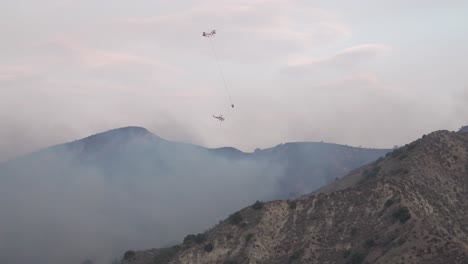 Los-Helicópteros-Hacen-Gotas-De-Agua-Sobre-Un-Incendio-Forestal-En-Las-Colinas-Del-Sur-De-California,-Los-Esfuerzos-De-Extinción-De-Incendios