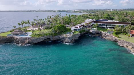 Vista-Aérea-Que-Muestra-Una-Bahía-Privada-Frente-A-Un-Hotel-De-Lujo-Con-Jardín-Privado-Y-Vista-Al-Mar---Case-De-Campo,-República-Dominicana