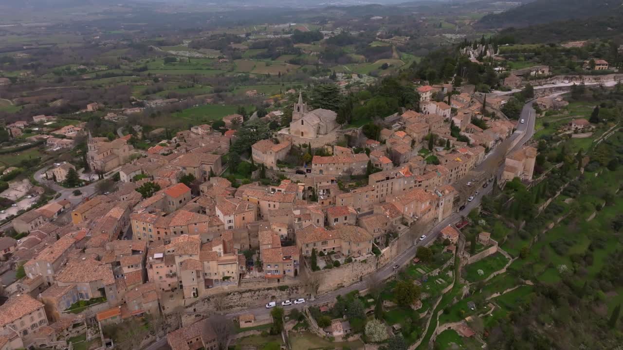 Vista aerea di case in pietra e vicoli tortuosi a Bonnieux, Provenza, Francia