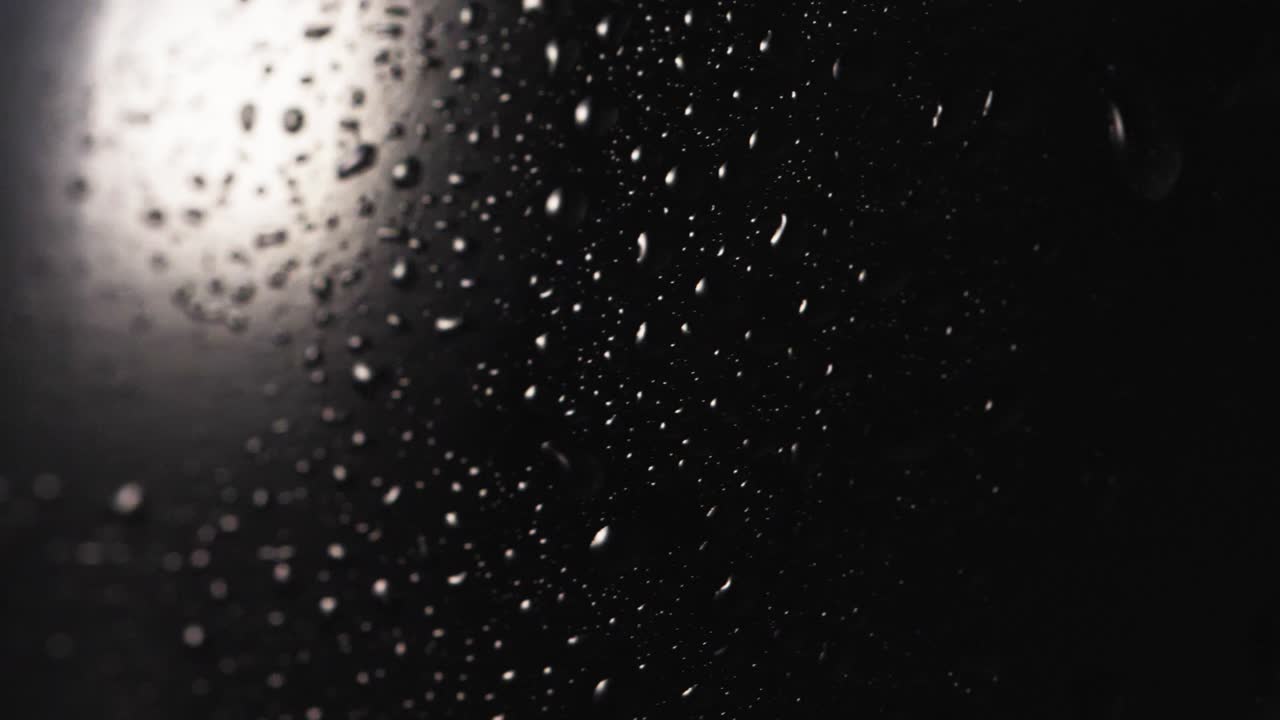 макросъемка деталей, камера движется над темной бутылкой вина, полной крошечных капель воды