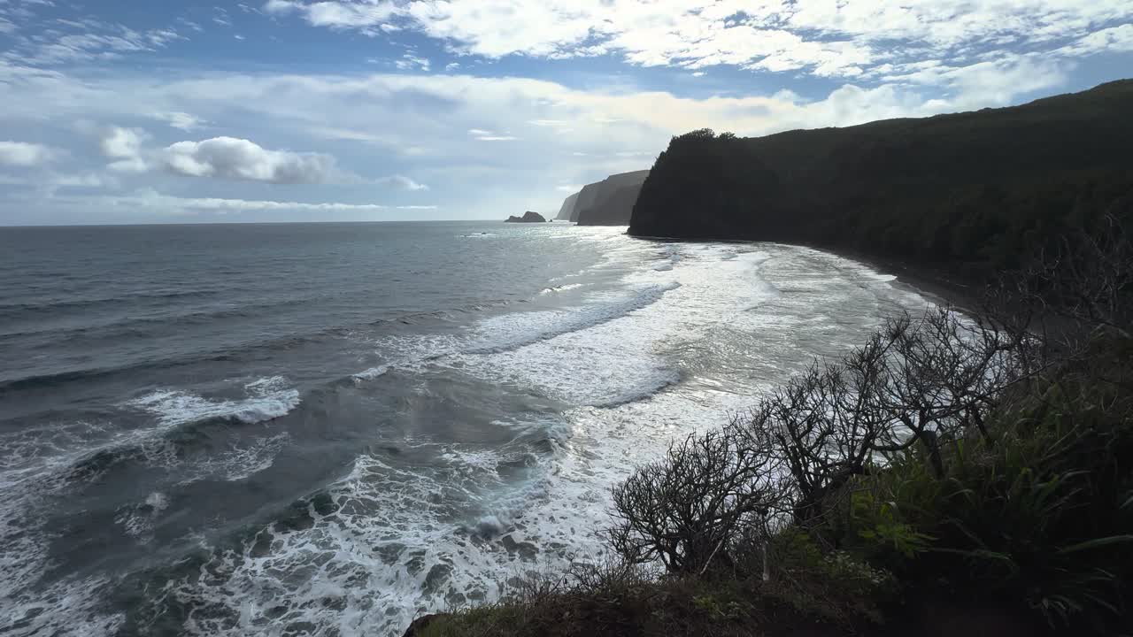las olas rodando en la costa de hawaii, playa de pololu