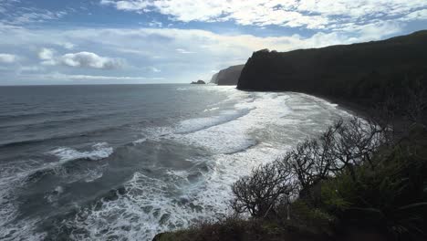 Waves-rolling-into-Hawaii's-coast,-Pololu-beach