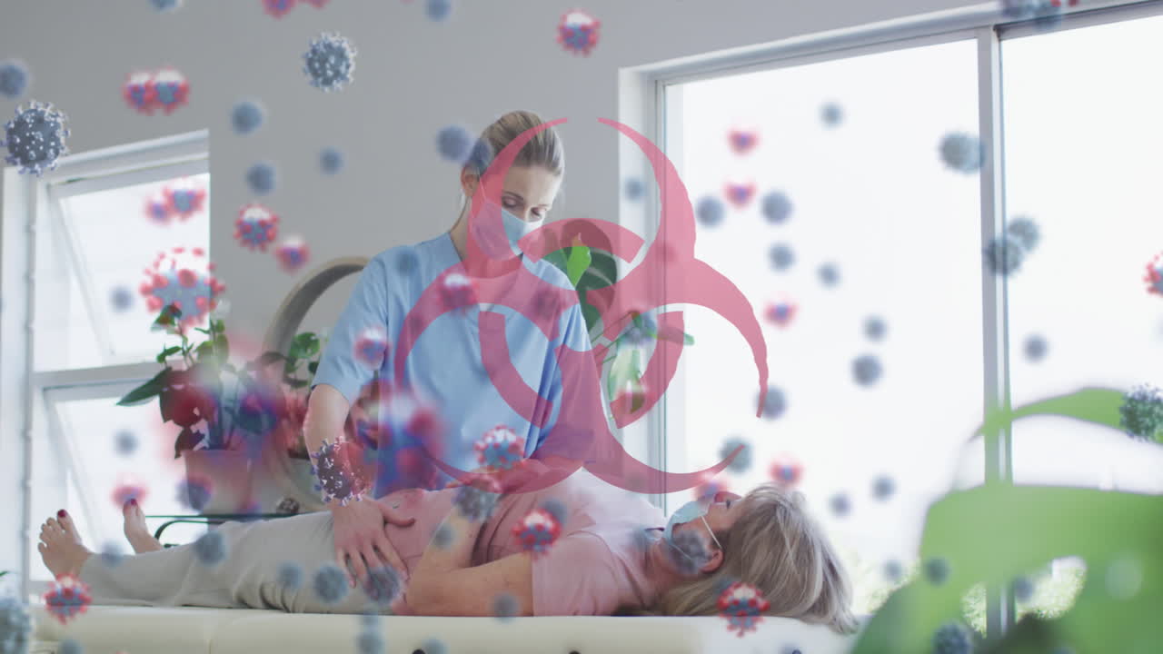 고령 여성을 치료하는 여성 의료 종사자에 대해 떠다니는 생물 위험 상징과 코로나19 세포