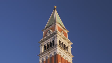 Campanario-De-San-Marcos-Sobre-Fondo-De-Cielo-Azul.