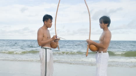 músicos tocando instrumentos