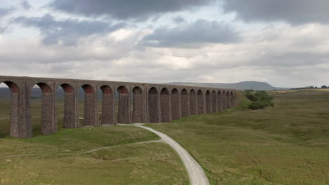 camión de izquierda a derecha del viaducto ribblehead en el parque nacional de los valles de yorkshire desde un lado en ángulo