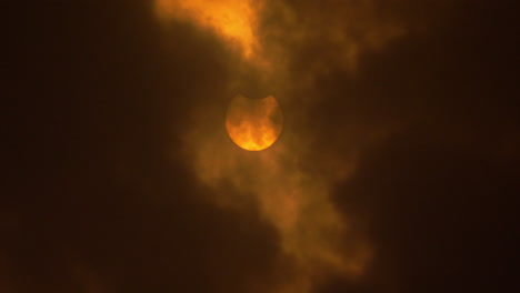 penumbra inicial de un eclipse solar anular detrás de las nubes, 14 de octubre de 2023
