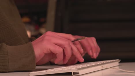 pluma de persona girando y escribiendo, escena de trabajo creativo, primer plano
